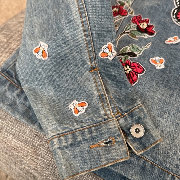 Bagatelle Collection Embroidered Floral Butterfly Bee Trucker Denim Jack… - Picture 15 of 15
